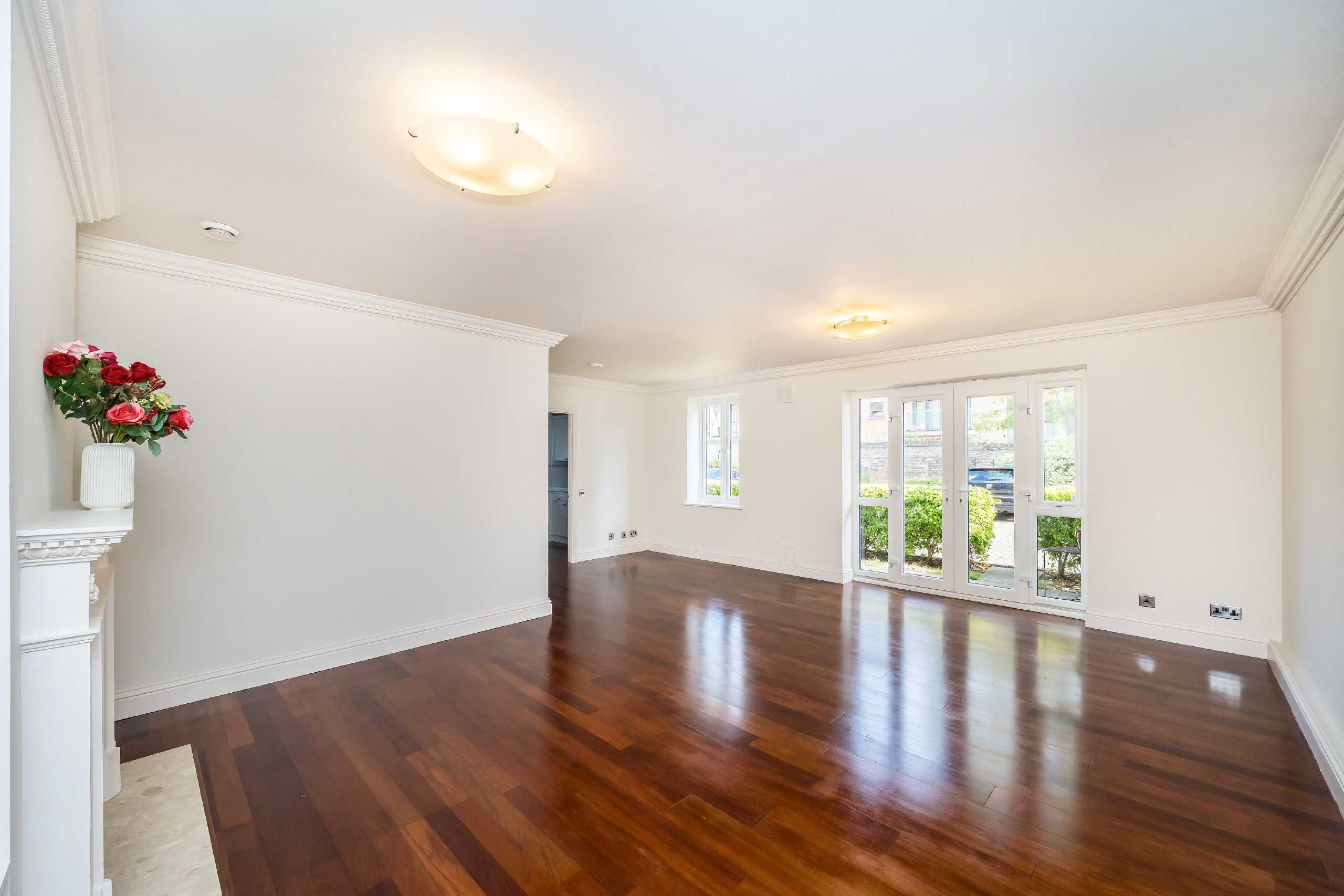 Flat Lansdowne Road in Greater London