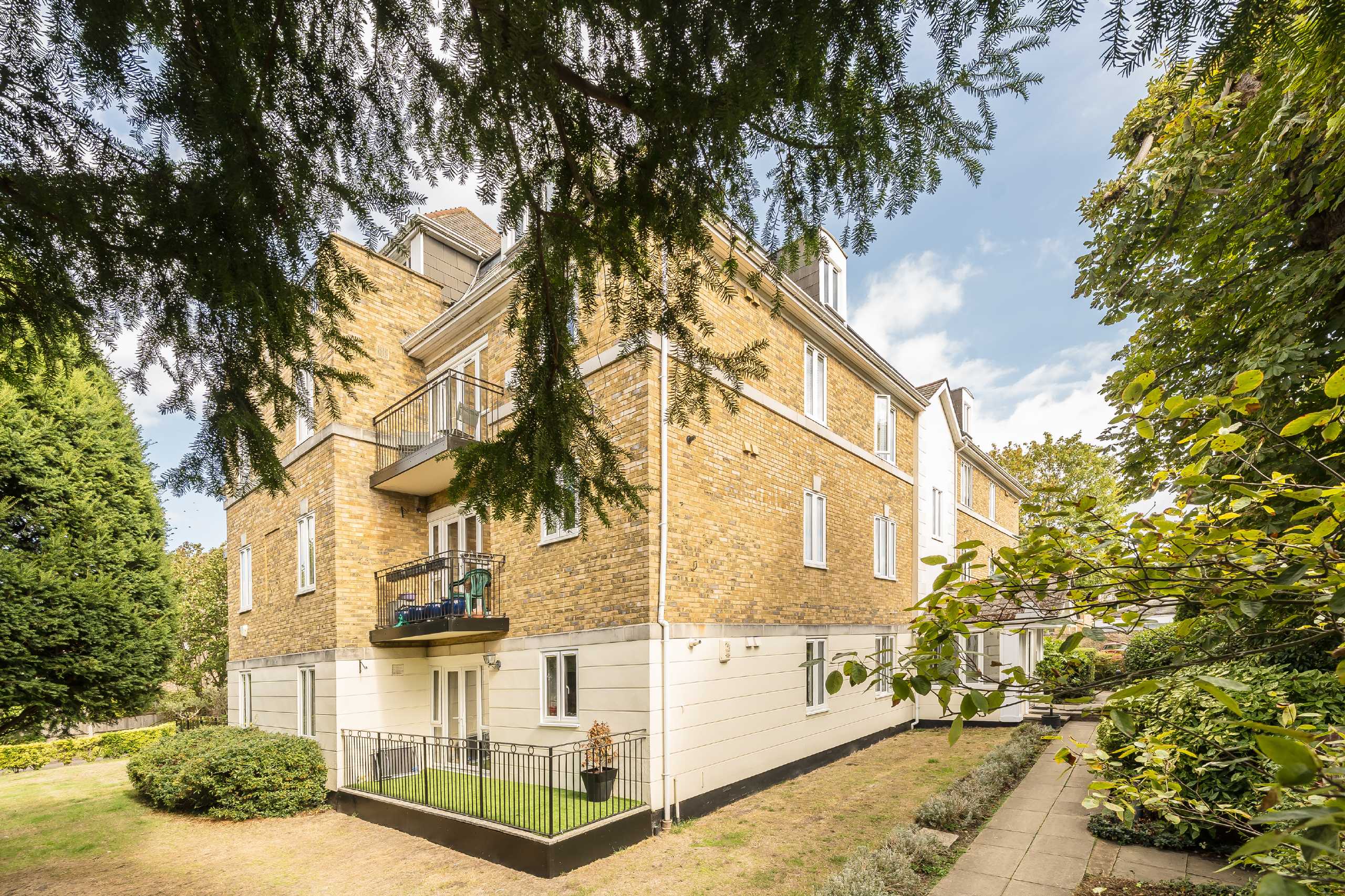 Flat Lansdowne Road in Greater London
