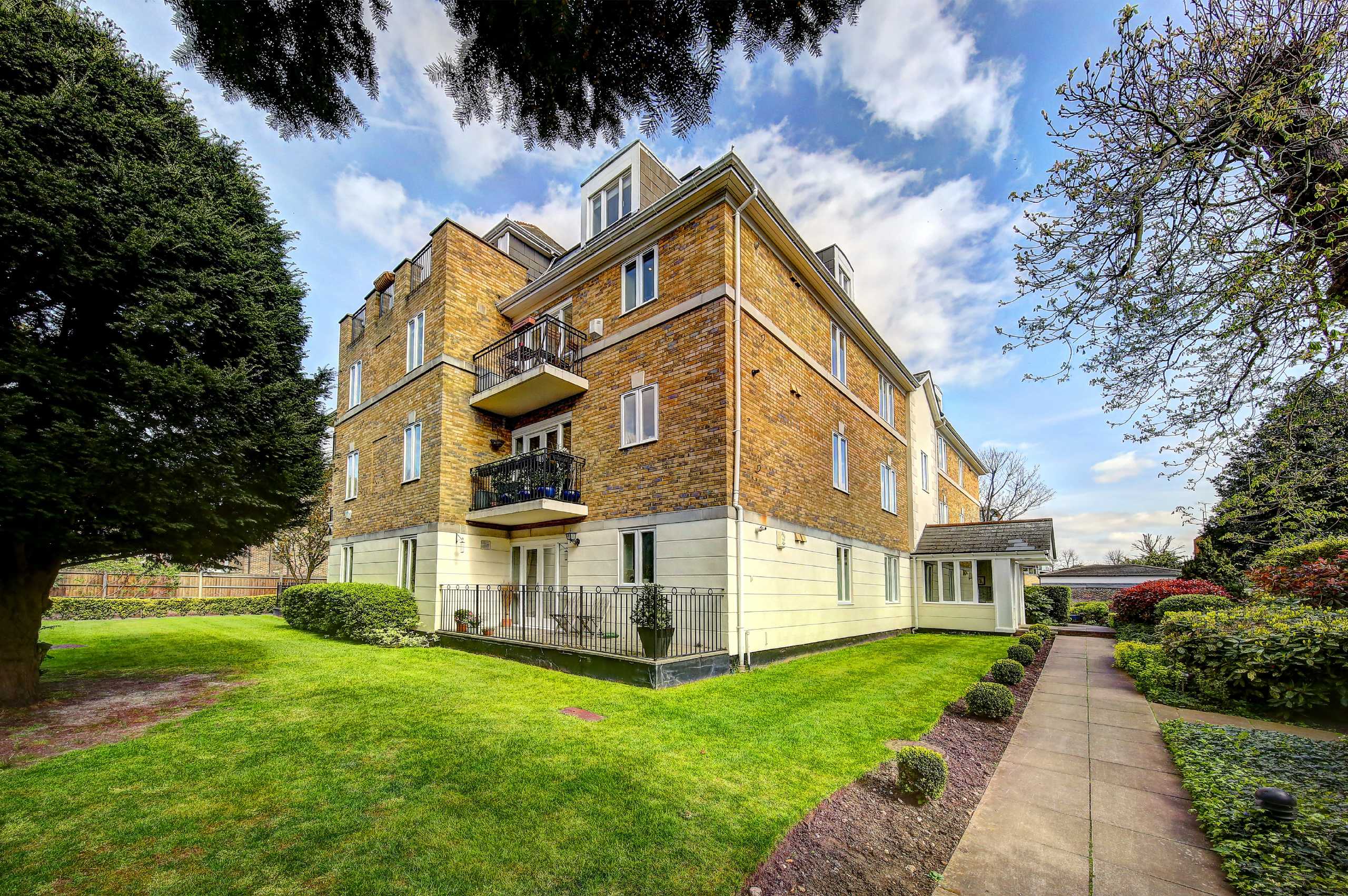 Flat Lansdowne Road in Greater London