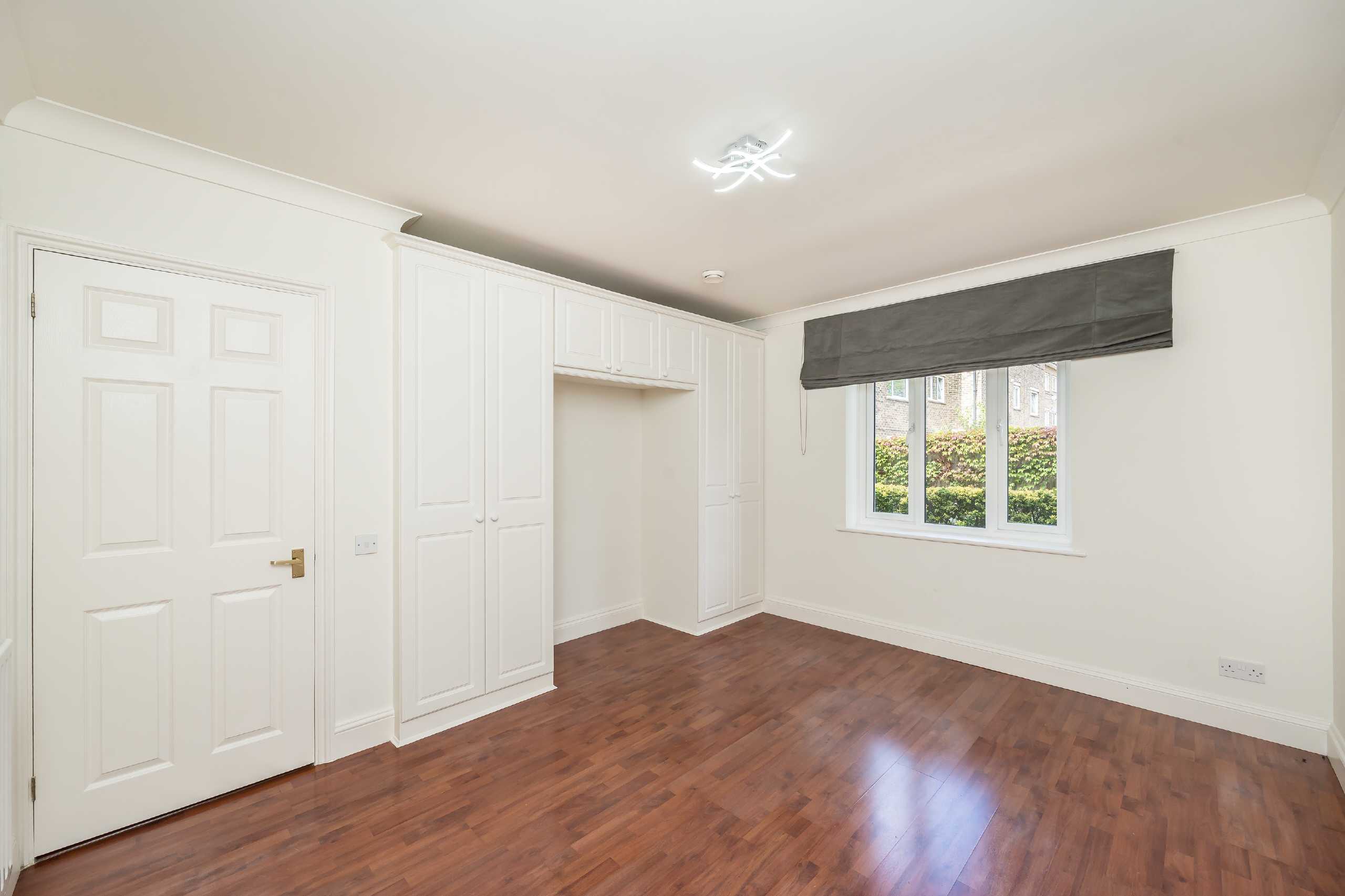 Flat Lansdowne Road in Greater London