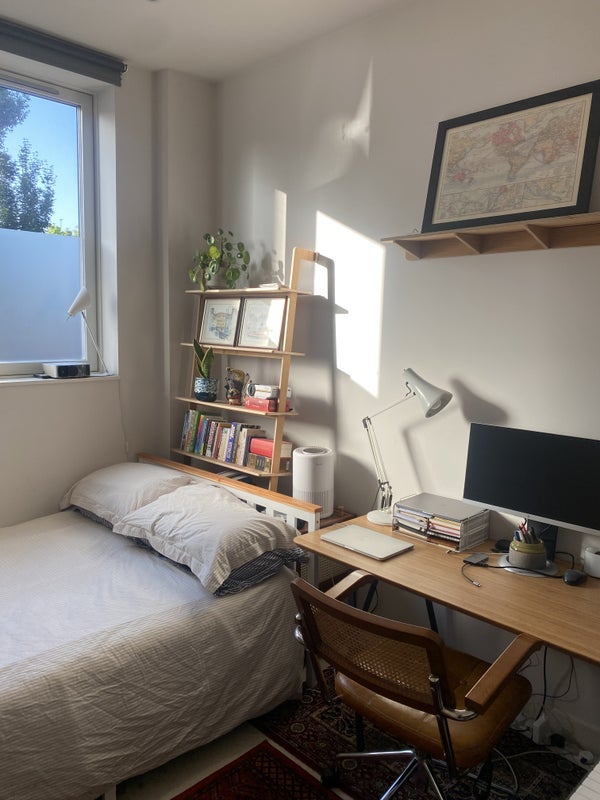 Room Mildenhall Road in Greater London