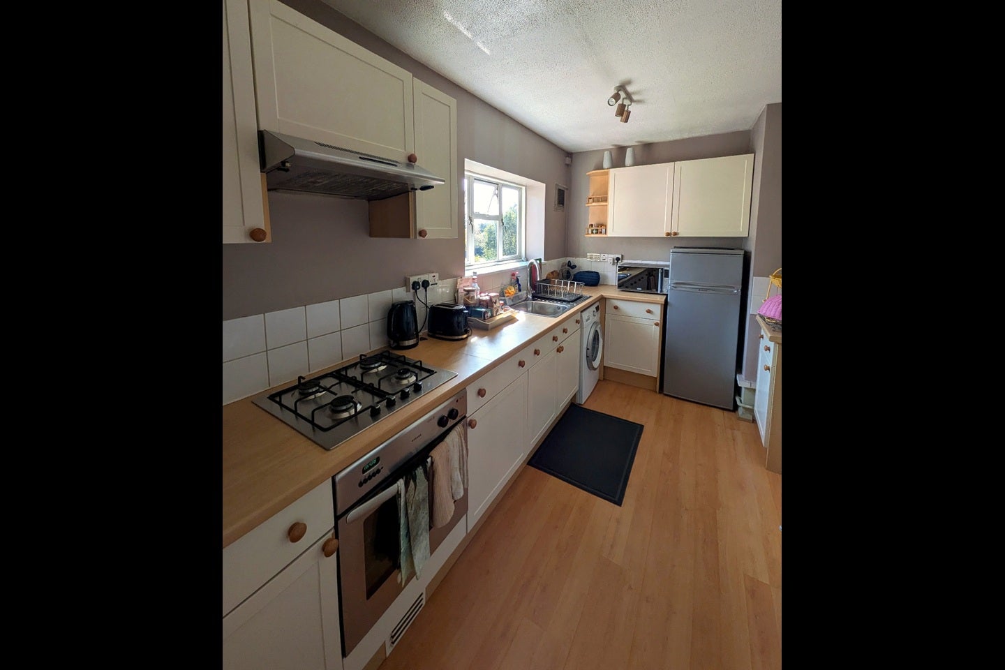 Room Avenue Road in Greater London
