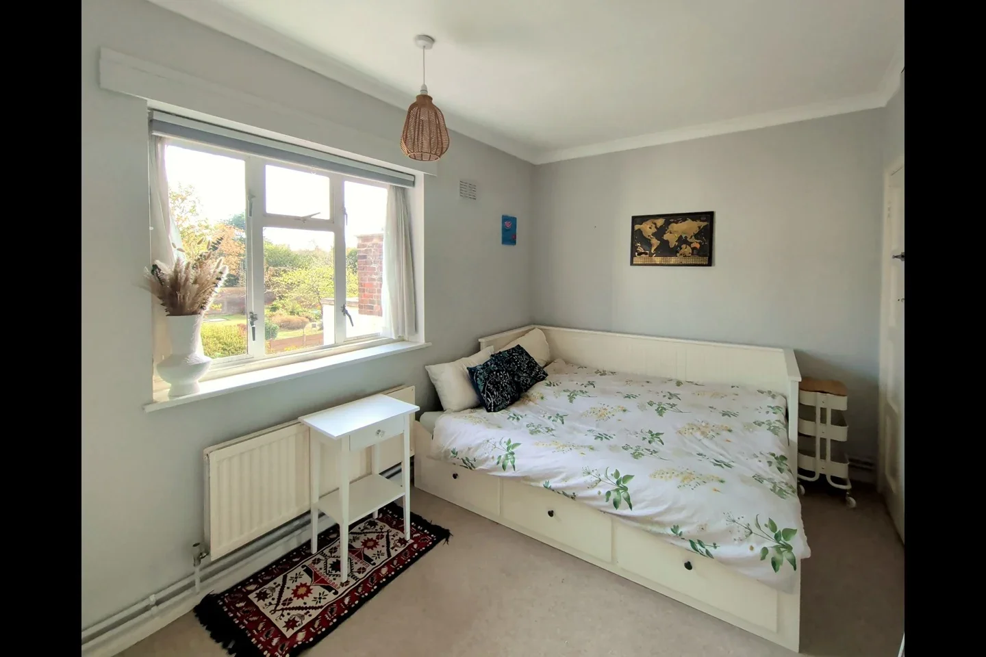 Room Avenue Road in Greater London