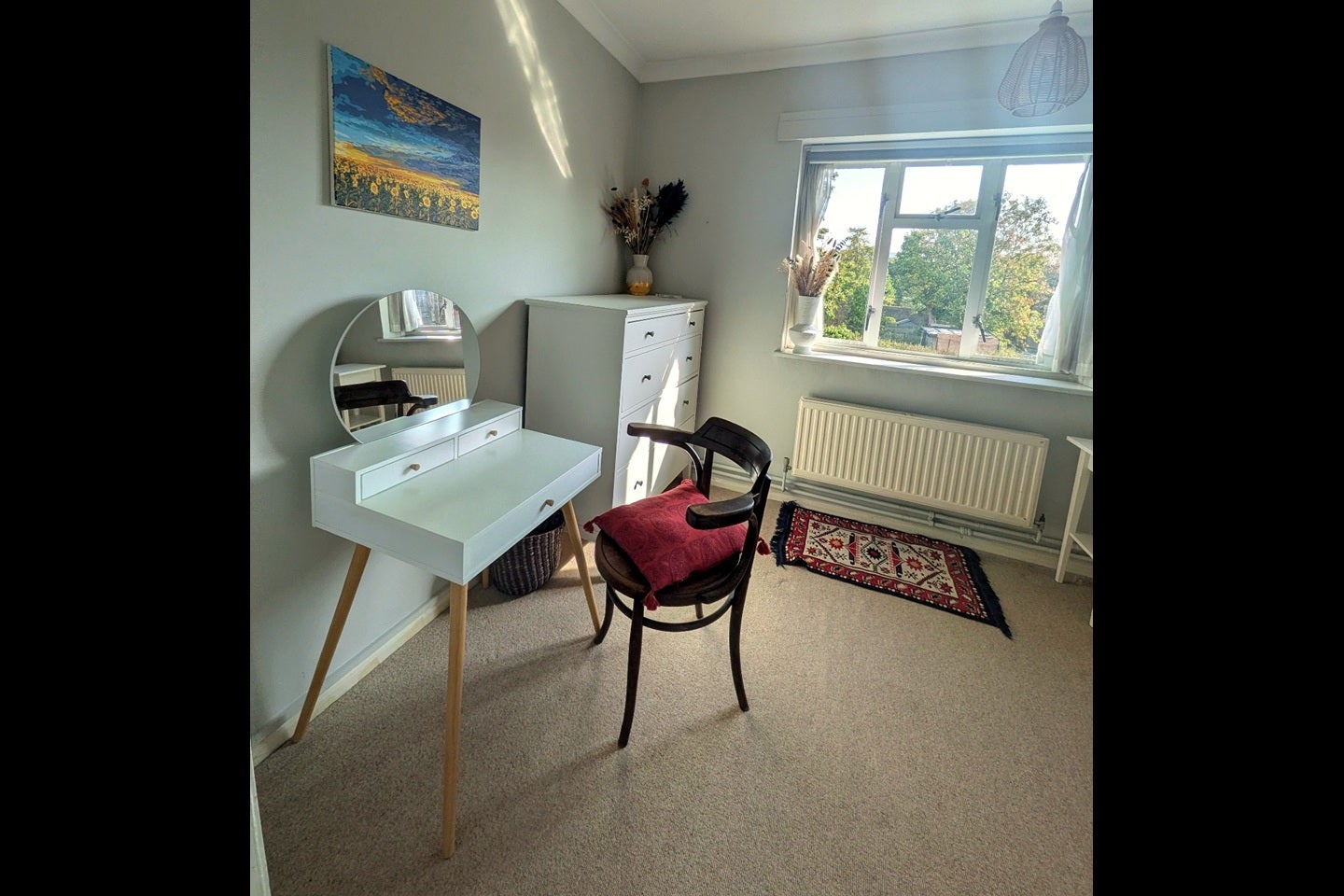 Room Avenue Road in Greater London