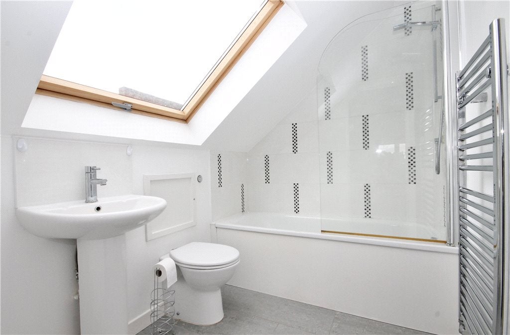Flat Gleneldon Road in Greater London