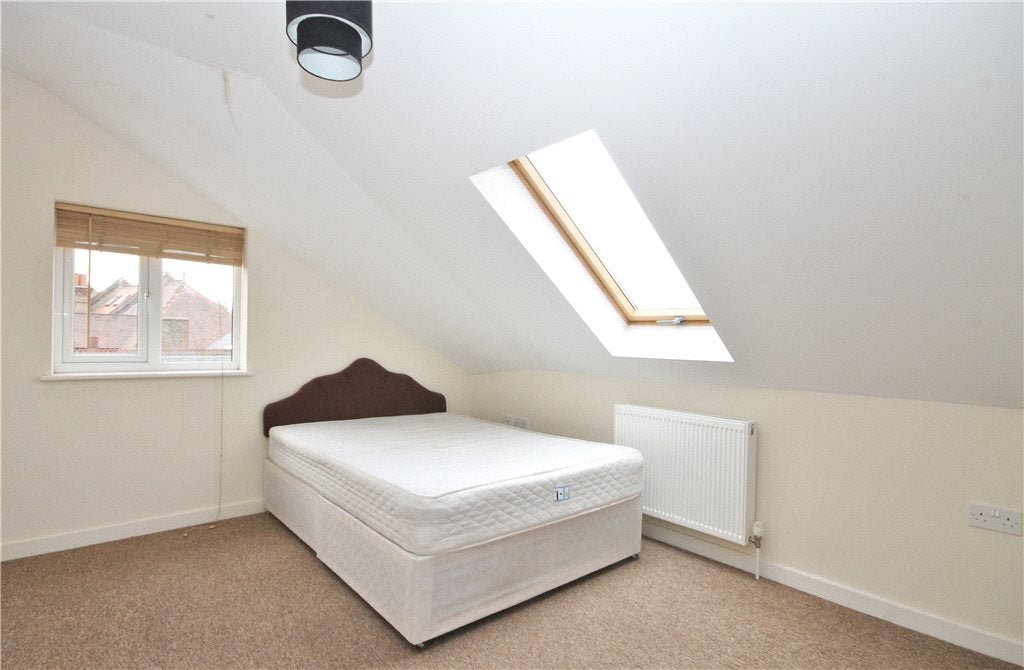 Flat Gleneldon Road in Greater London