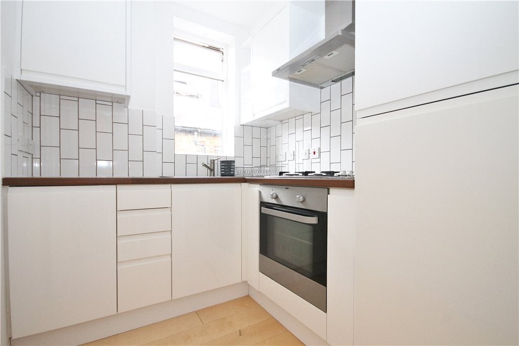 Flat Gleneldon Road in Greater London