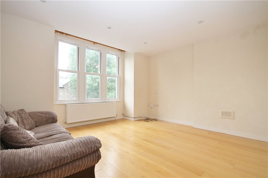 Flat Gleneldon Road in Greater London
