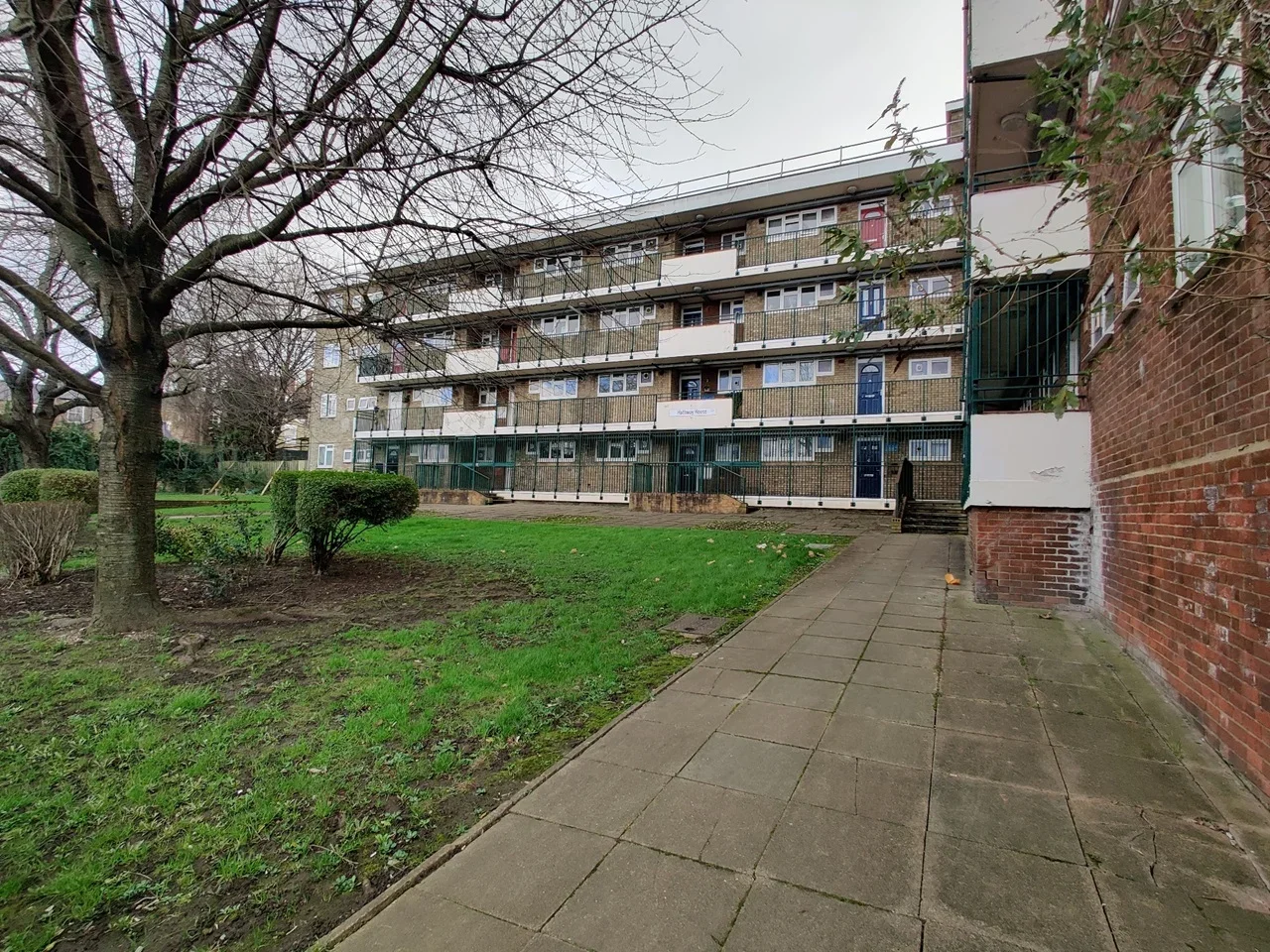 Room Gibbon Road in Greater London