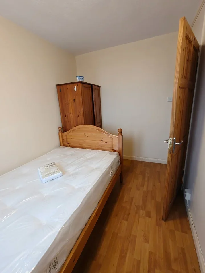 Room Gibbon Road in Greater London