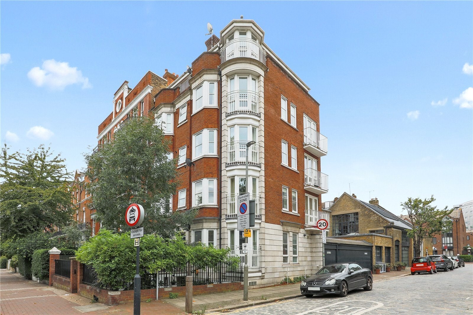 Flat Albert Bridge Road in Greater London