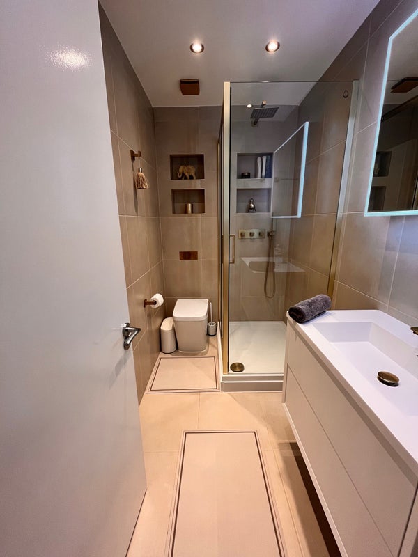 Room Commercial Road in Greater London