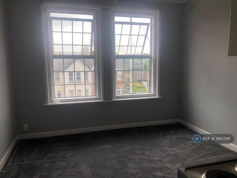 Room Bournemouth Road in Poole