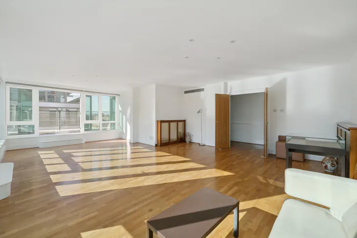 Flat Warwick Road in Greater London