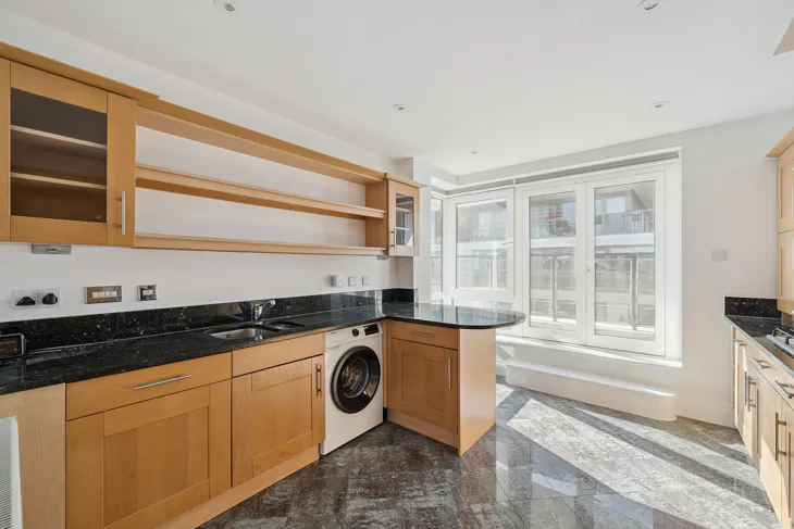Flat Warwick Road in Greater London
