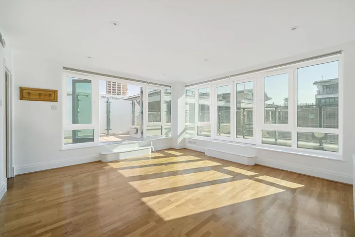 Flat Warwick Road in Greater London