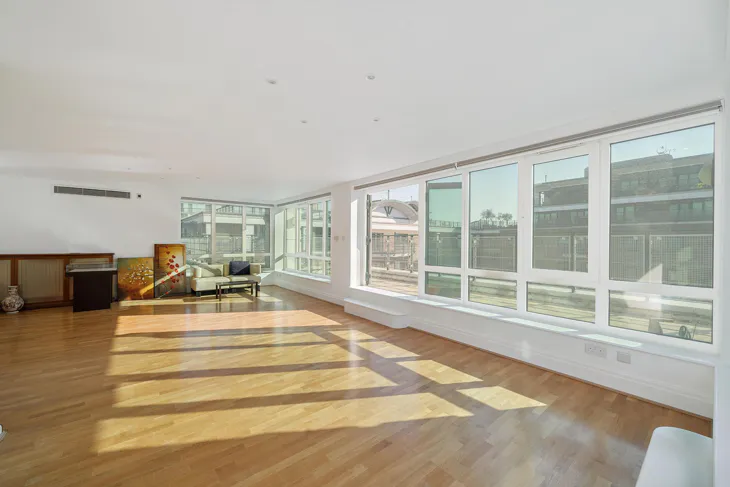 Flat Warwick Road in Greater London