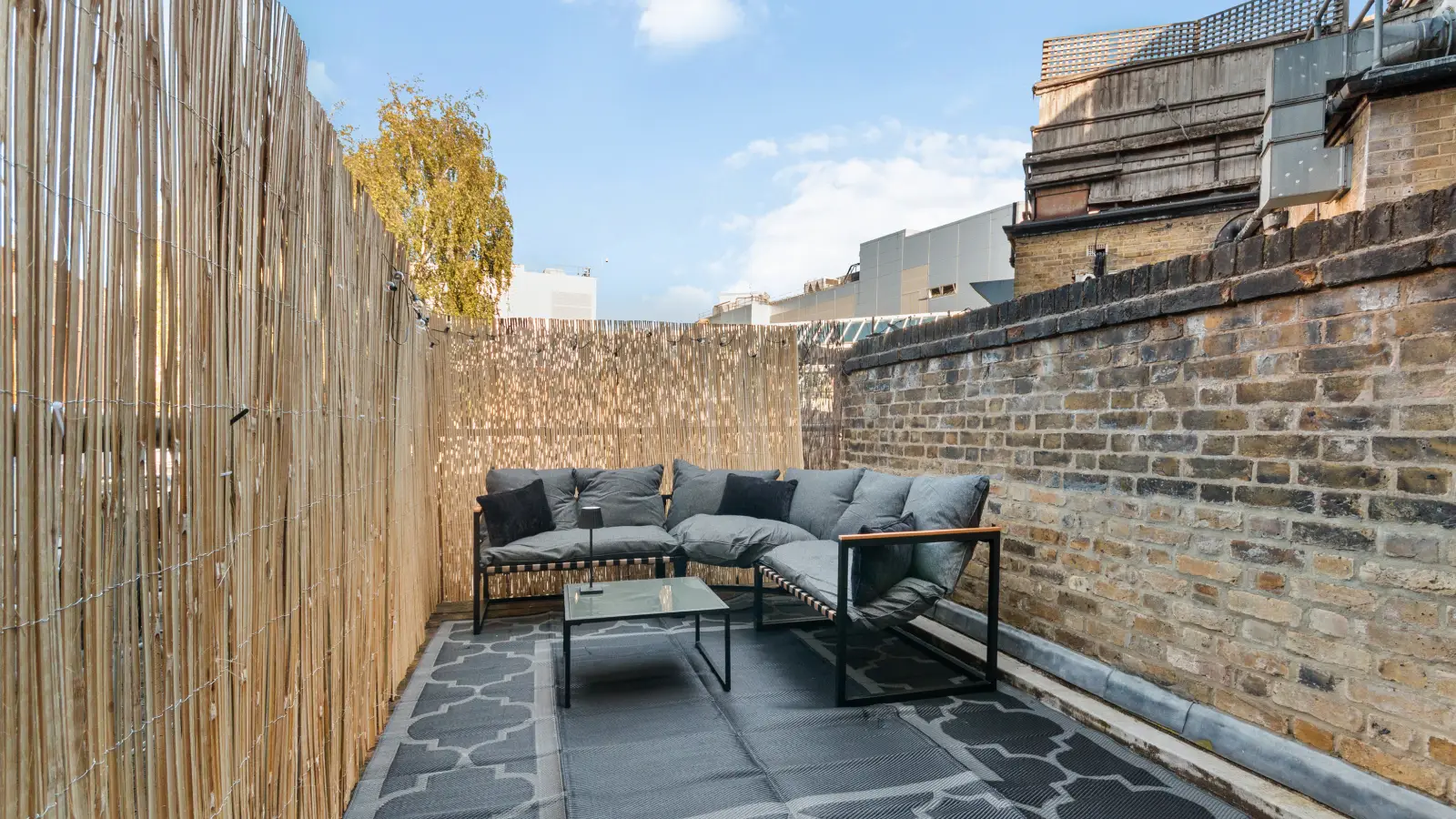 Flat Harwood Road in Greater London