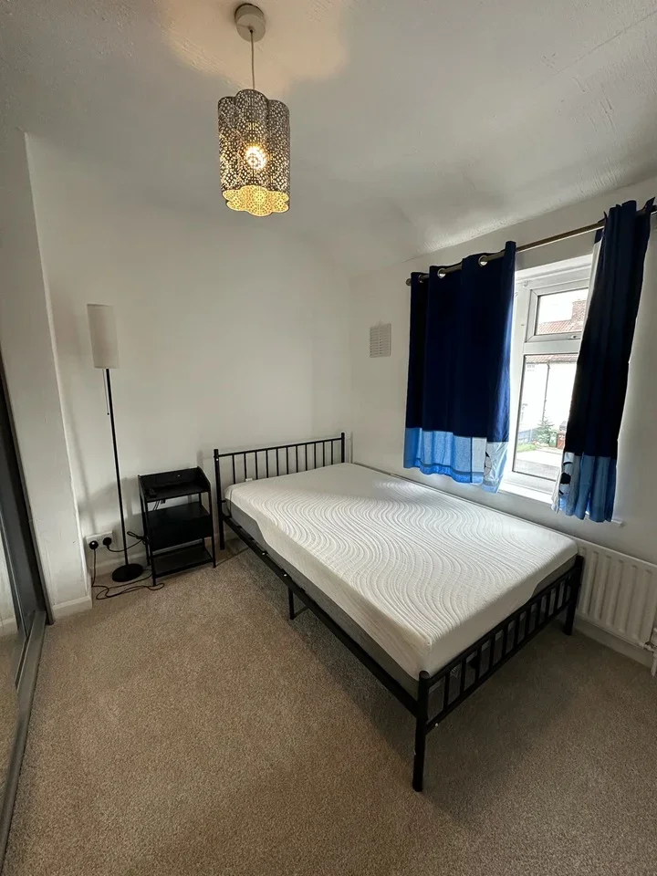 Room Bainbridge Road in Greater London