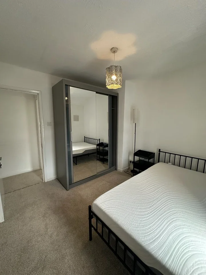 Room Bainbridge Road in Greater London