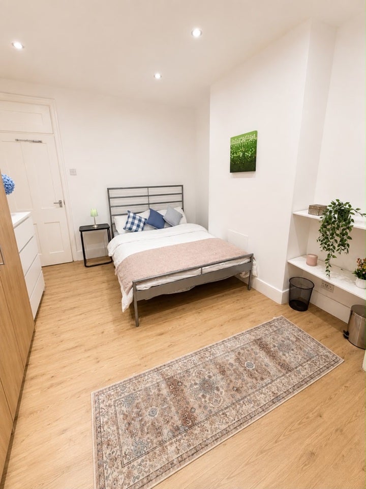 Flat Mint Street in Greater London