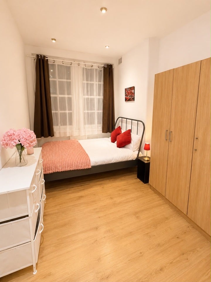 Flat Mint Street in Greater London