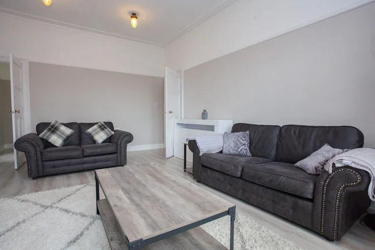 Flat Fenwick Road in Giffnock