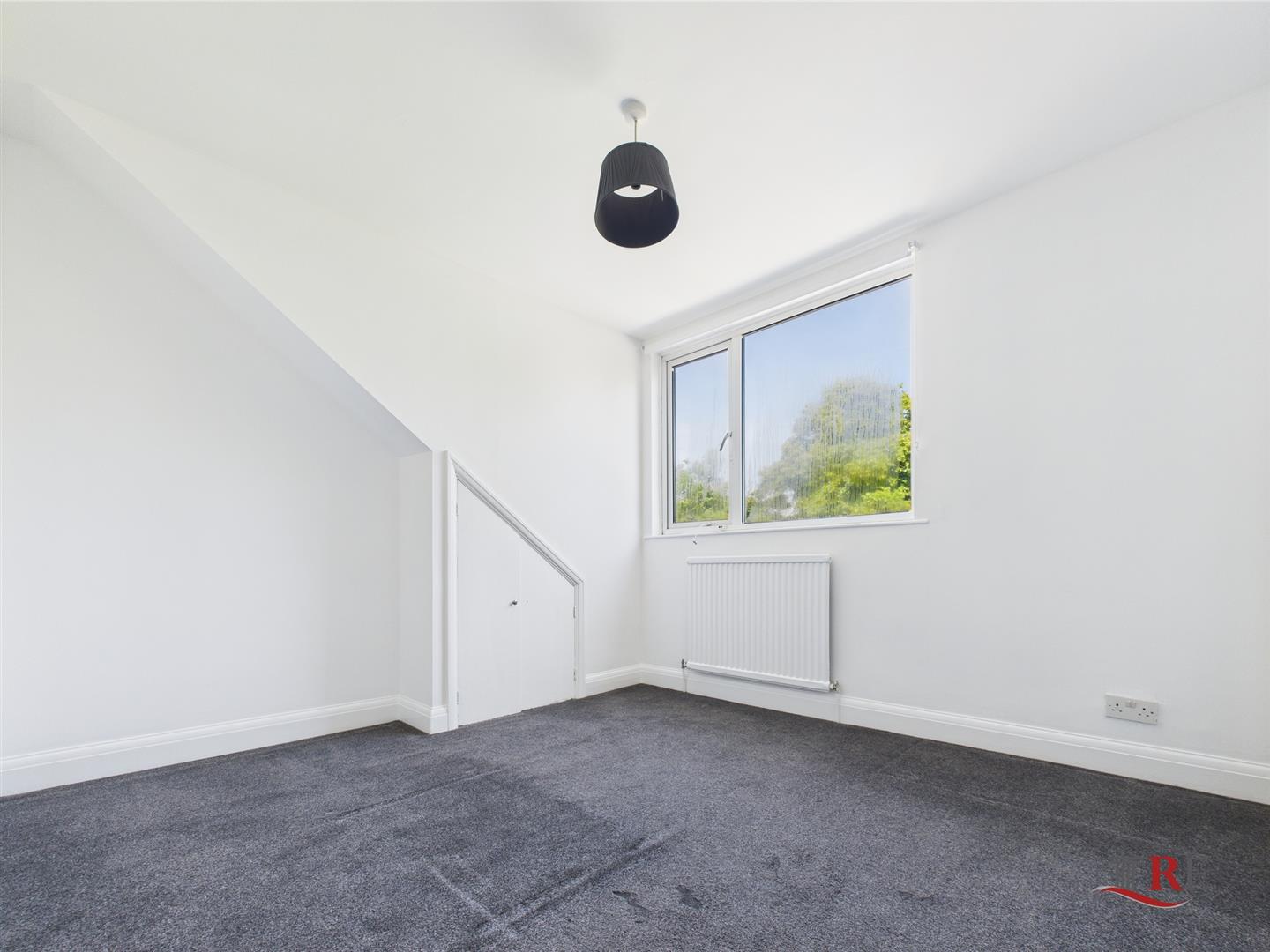 Flat Connaught Road in Greater London