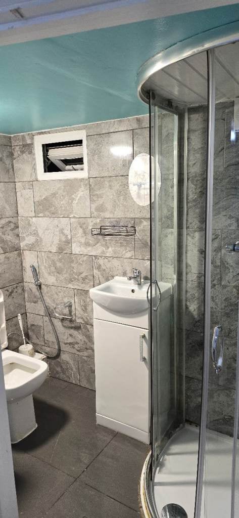 Room Rosedale Road in Greater London