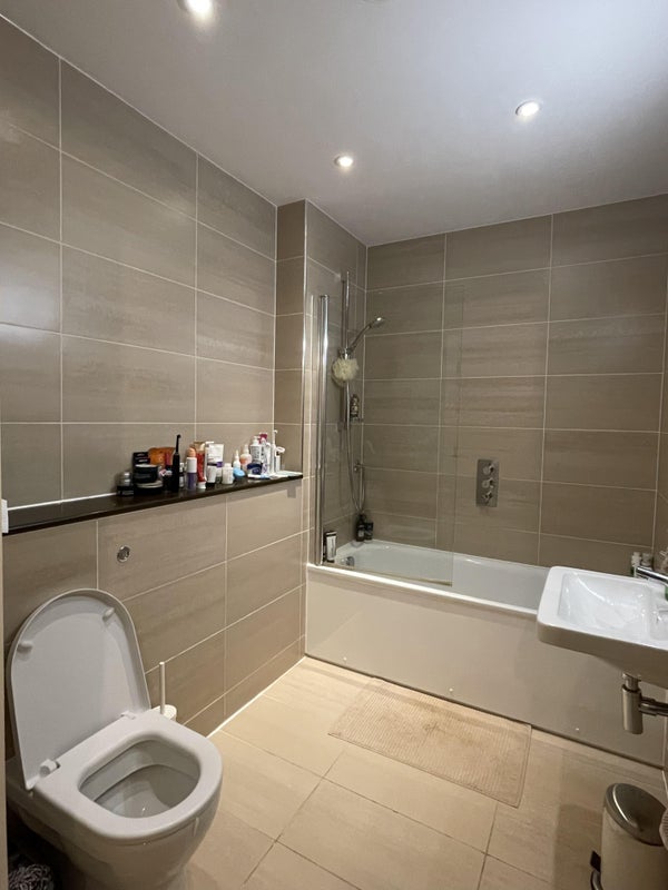 Room Seven Sisters Road in Greater London