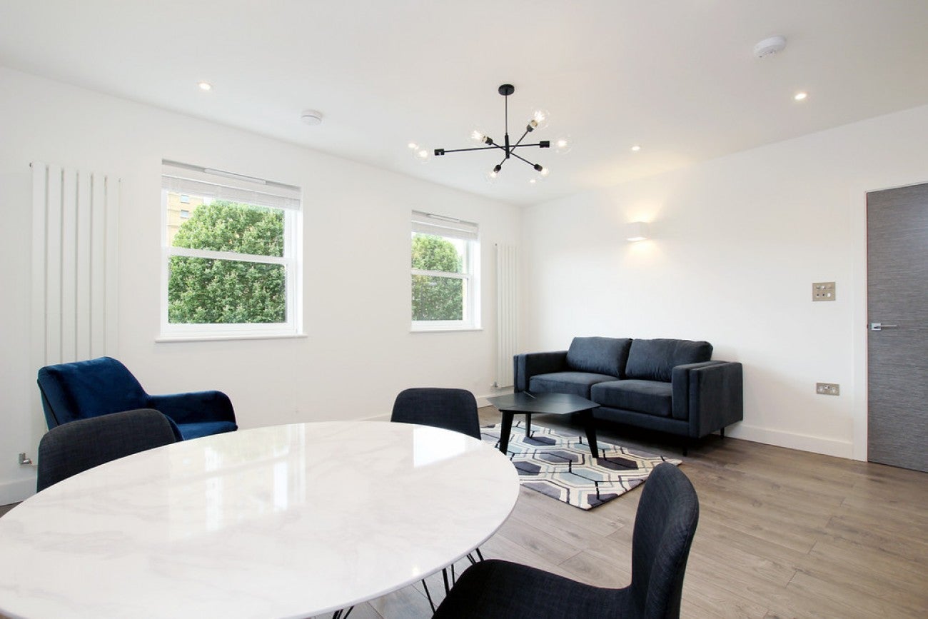 Flat Commercial Road in Greater London
