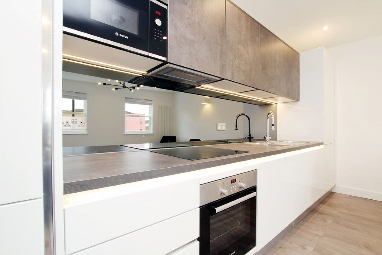 Flat Commercial Road in Greater London