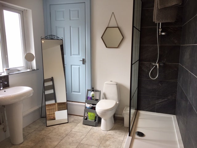 Room Frogmore Avenue in Swansea