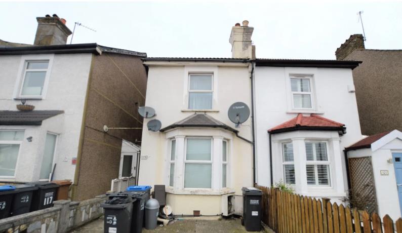 Flat Whitehorse Lane in Greater London