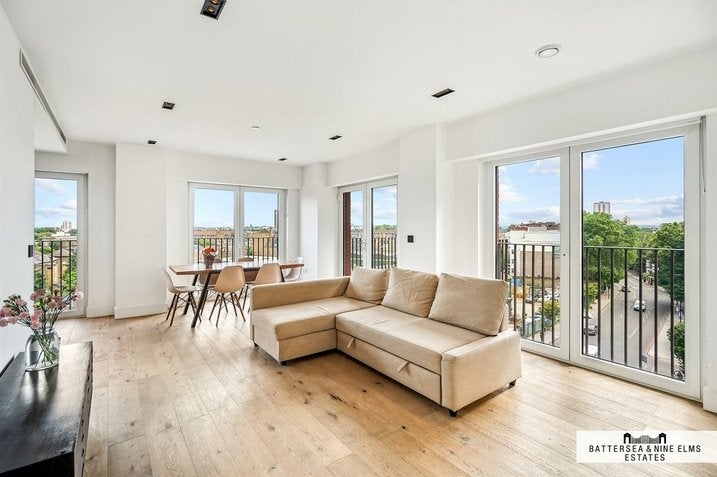 Flat Miles Street in Greater London