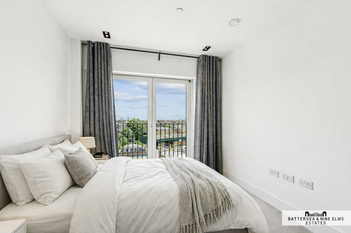 Flat Miles Street in Greater London