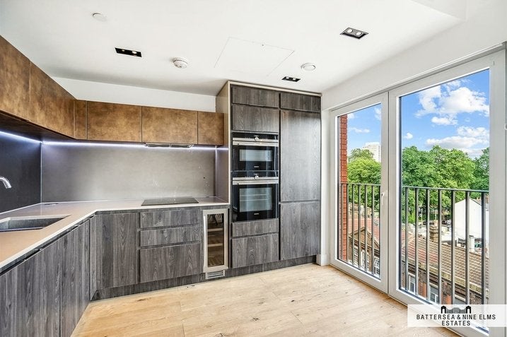Flat Miles Street in Greater London