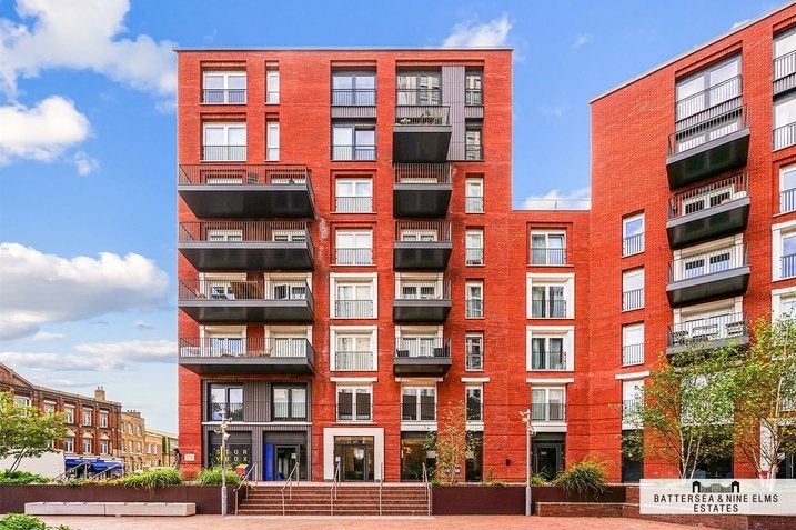 Flat Miles Street in Greater London