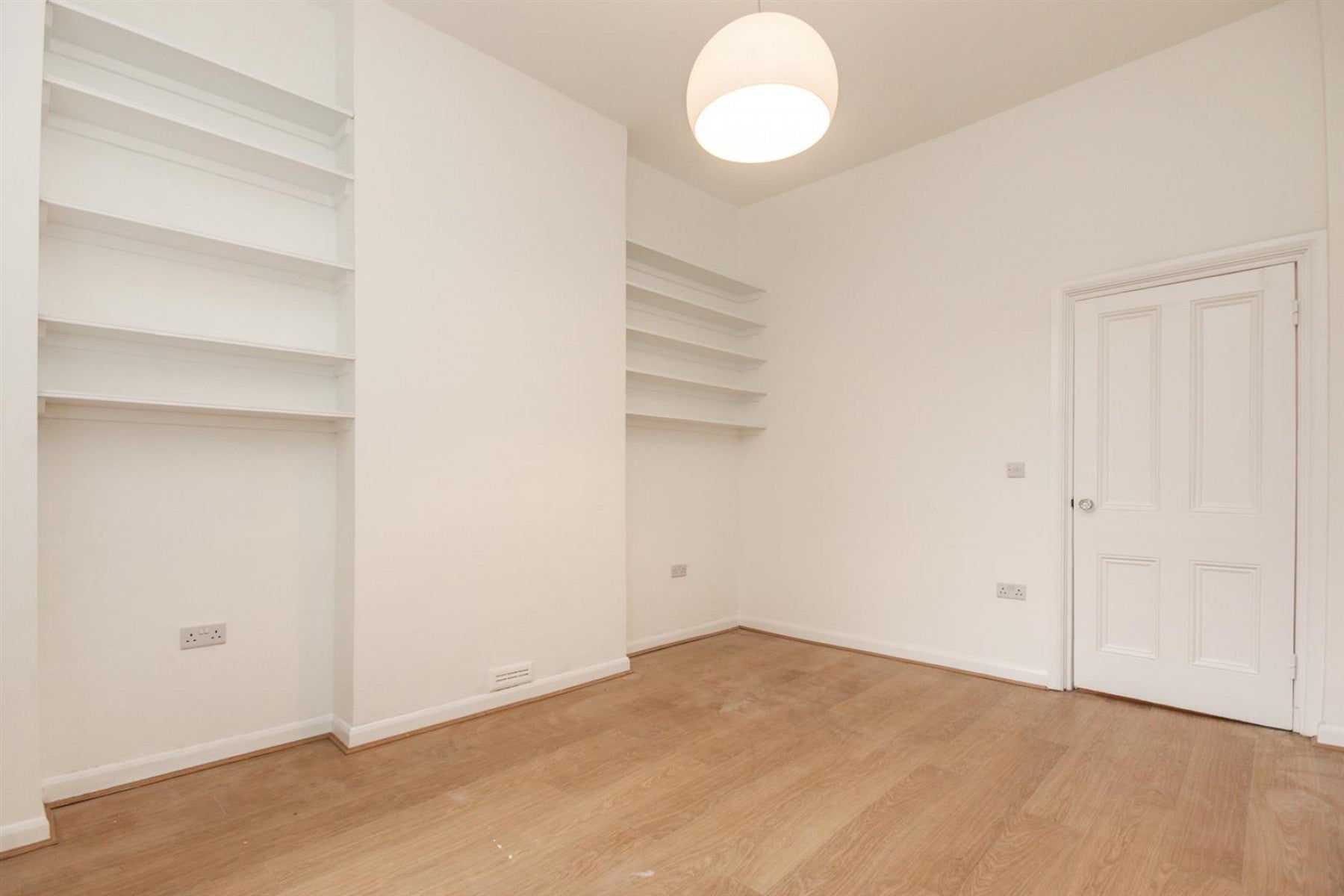 Flat Fairmead Road in Greater London