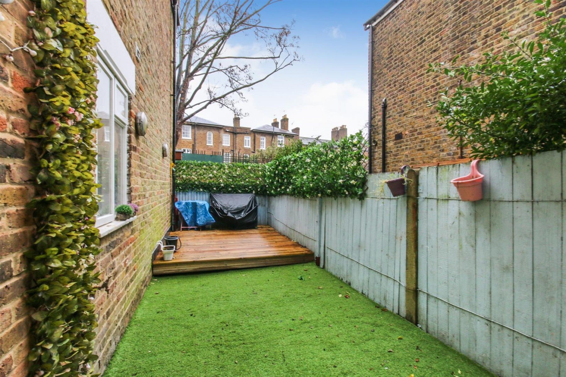 Flat Fairmead Road in Greater London