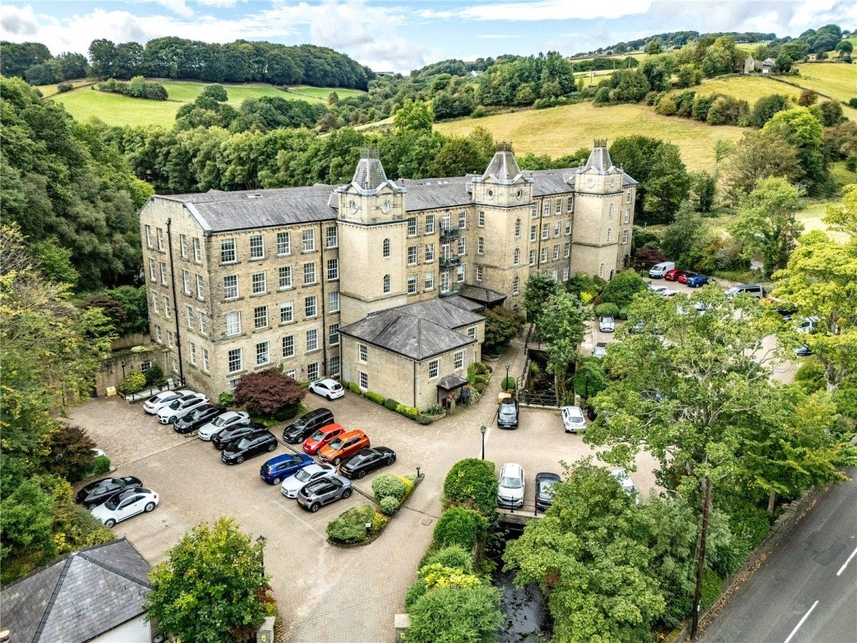 Flat Beestonley Lane in Calderdale