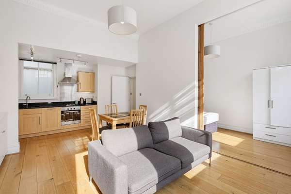 Flat Egerton Gardens in Greater London
