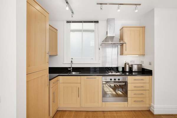 Flat Egerton Gardens in Greater London