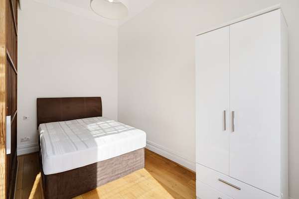 Flat Egerton Gardens in Greater London