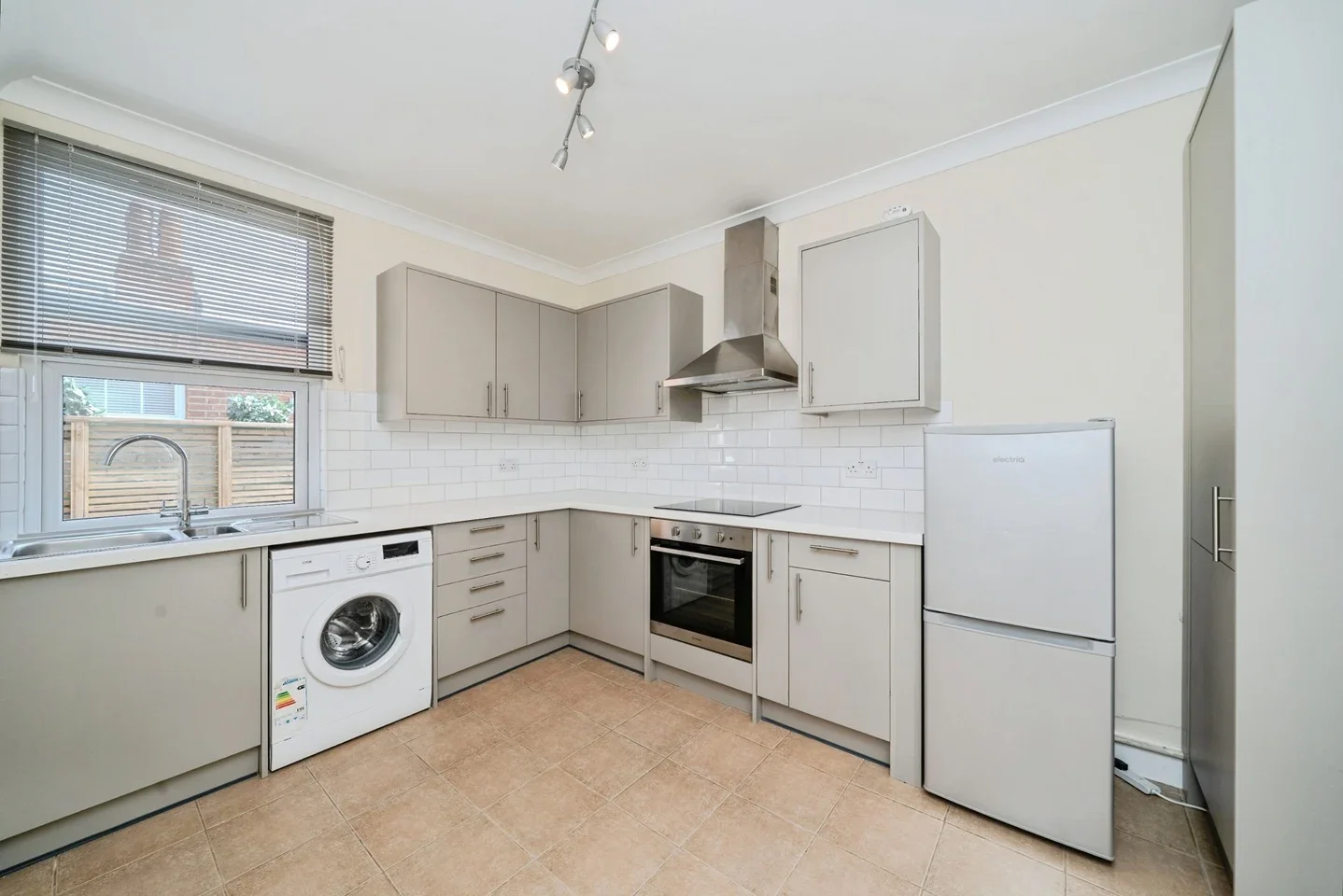 Flat Walton Road in Elmbridge