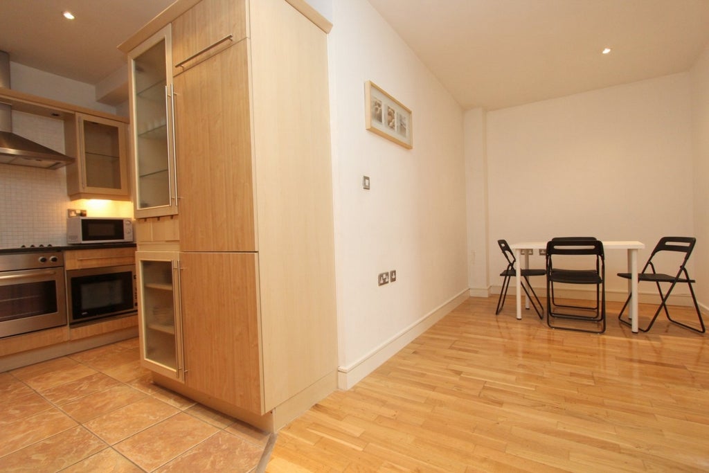 Room Globe Road in Greater London