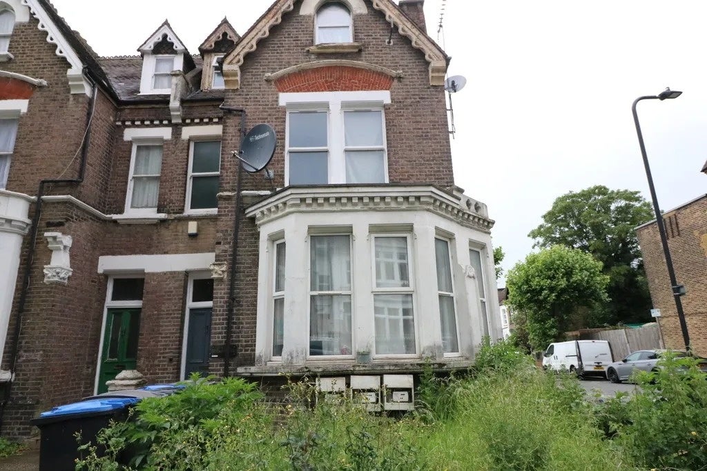 Flat Greenhill Road in Greater London