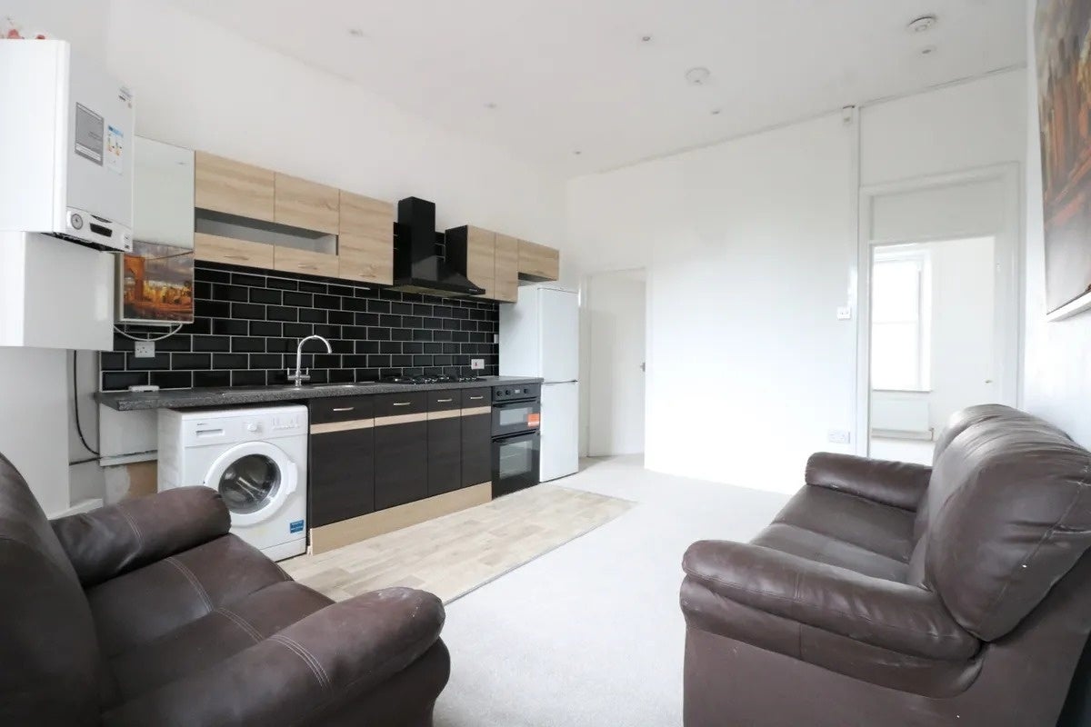 Flat Greenhill Road in Greater London