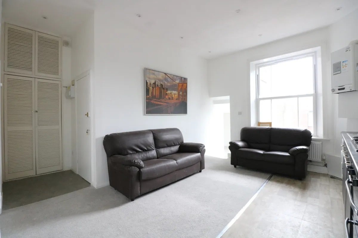 Flat Greenhill Road in Greater London