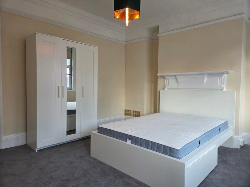 Room Hammersmith Road in Greater London